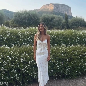 Zara klänning - Jätte fin klänning från Zara, bara använt vid 2 tillfällen så är som en ny💕 skriv vid frågor och intresse 