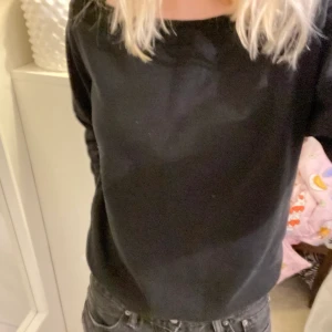 Svart sweatshirt - Svart sweatshirt från HM, fint skick. Kan mötas upp i Stockholm om man vill slippa betala frakt❤️