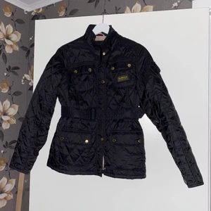 Barbour jacka - Barbour jacka i barnstorlek XXL men passar ca XXS-S. Väldigt fint skick.