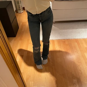Blåa jeans - Fina jeans med slitningar och slits. Fint skick, går till under naveln. Långa i benen för mig som är 173. Köparen står för frakt, skriv för fler bilder💗