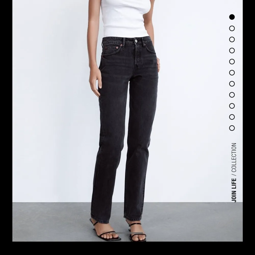 säljer dessa mid waist jeansen i stl 36, betalning sker via swish och köpare står för frakt💕. Jeans & Byxor.