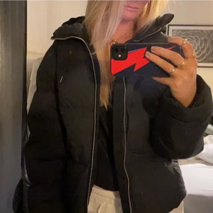 Pufferjacka från Arket - Superfin svart pufferjacka från Arket (man avdelningen). Använd förra vintern men kommer tyvärr inte till användning längre. Superfint skick😊