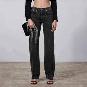 The midwaist straight Zara - The midwaist straight jeans från zara som är använda max 5ggr😍 säljer då jag köpte en storlek mindre än vad jag brukar, jag är 170cm och de är bra i längden på mig. Köp direkt för 290kr