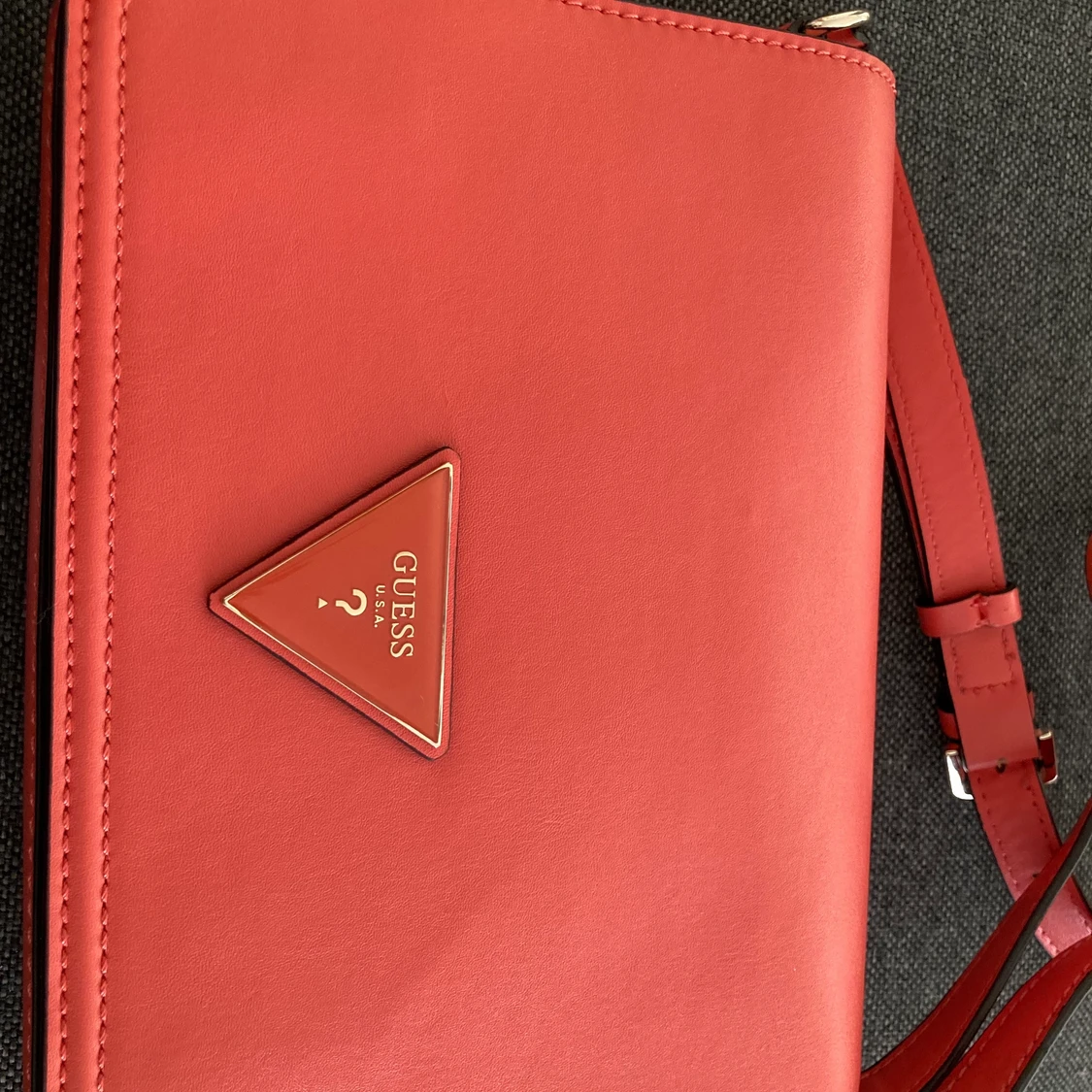 Guess väska 500kr mycket bra skick