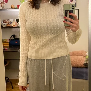 Vit tröja   - Vit tröja från Bik bok. Väldigt bekväm och varm. 