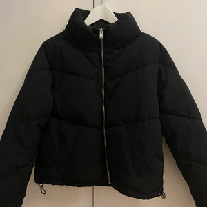 Svart puffer jacket  - Svart puffer dunjacka från HM i storlek XS (oversized), köptes för två år sen och är i nyskick då den knappt användts. 