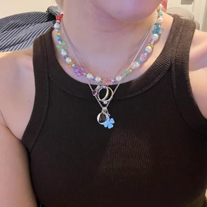 pärlhalsband  - Jättesöta pärlhalsband som är 42-46cm med förlängningskedja! Har gjort 5st som skiljer sig enbart i färgerna på pärlorna, men kan skicka bild på dom innan ifall ni vill kolla på hur alla ser ut! Frakt ingår i priset❤️