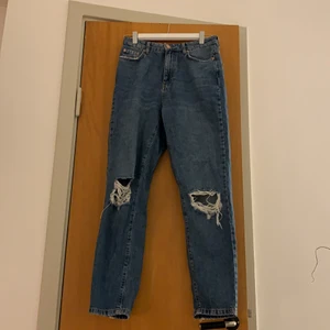 Jeans - Håliga perfect jeans av Gina Tricot som knappt använts