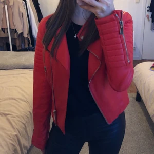 Skinnjacka  - Röd skinnjacka i storlek S med två fickor i fram och bra skick. Köpte för 700 och säljer för 500 (frakt för 50). Endast använd fåtal gånger. Skriv för mer bilder🤍