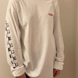 VANS-LONG SLEVEE🤎 - En long slevee från vans med bowie-tryck på armar och rygg. I storlek L, sitter oversized. Säljer pga kommer ej till användning.✨🌟
