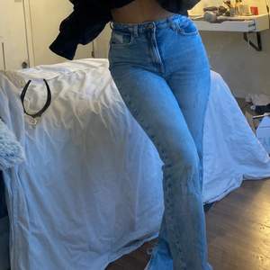 Zara jeans med slits. storlek 36 och knappt använda alls 
