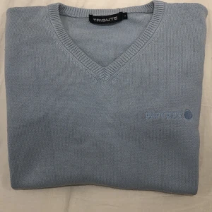 Papyrus Sweatshirt Strl. M - Säljer denna bekväma tröja då jag inte använder den längre. Mycket bra skick bortsett från fläcken på sista bilden. Kommer tvätta den igen vid intresse och försöka få bort så mycket som möjligt. 