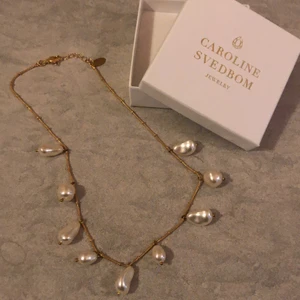 Caroline Svedbom halsband - Fint halsband från Caroline Svedbom i nyskick.
