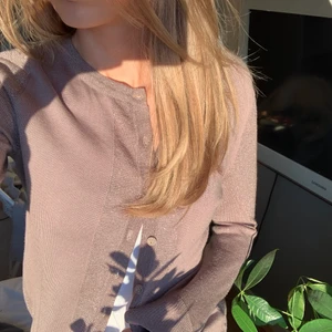 Glittrig brun kofta - En jättesöt delvis glittrig kofta från HM, säljer pga har en liknande hemma redan. Är bra i storlek och jättefin i färgen. Glitter på armarna och vid knäppningen vilket gör den superfin till festligare tillfällen 🙏🏾🙏🏾