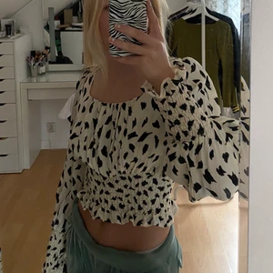 Blus - Fin gräddvit blus med svarta prickar. Väldigt fint skick! Köpt från chiquelle. Storlek XS men passar även S 💗 köparen står för frakt!