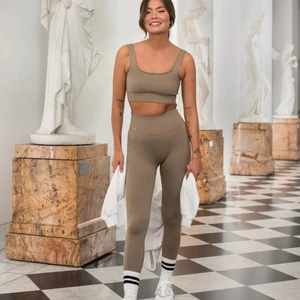 Espresso ribbed seamless tights  - Skönaste tightsen från aimn, sitter åt perfekt runt midjan och ger rumpan ett fint lyft 🥰 i använt skick, men fortfarande fint! 