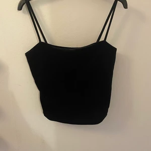 Ginatricot topp - Topp i velour från ginatricot. Säljer pågrund av att den är något liten för mig och inte kommer till användning. 80kr, frakten ingår i priset!