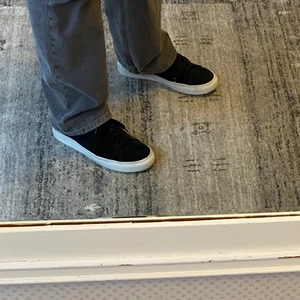 Sneaky Steve skor - Säljer mina sneaky Steve skor som jag köpte i somras i butik för 1000kr.dom är väldigt stilrena och passar till nästan allt. Dom är inte jätte använda så dom är fortfarande fräscha och känns fortfarande nya. Vet inte vad som är rimligt pris men ni får komma med bud. Kan mötas upp runt alingsås annars står köparen för frakt om det inte går att mötas upp 