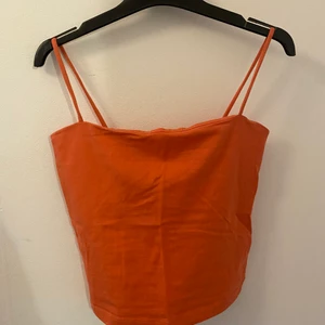 Linne - Corall-färgat linne ifrån ginatricot💕 Säljer pågrund av att den är lite liten för mig och inte kommer till användning. 70kr, frakten ingår i priset!