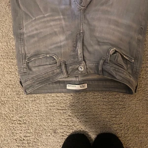 Gråa lågmidjade jeans från zara💓💓 - Jättesnygga ljusgråa jeans från zara i storlek 36. Tveka inte vid frågor💓💓💓helt slutsålda och aldrig använda. Sitter jättefint lågmidjade. Kan sälja för 250 vid smidigt köp 💓