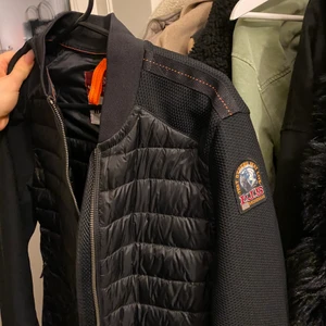 Parajumper jacka - Parajumper jacka, i helt nytt skick har bara använt den 1-2 gånger. Kan gå ner i pris!