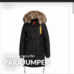 Parajumper str XS - Hejsan! Säljer nu min fina fina jacka. Har haft den en vinter men märkte snabbt att den är för liten för mig. Jag har kvar extra märket som kommer i svart. Jackan han fin päls och otrolig ren. Priset kan diskuteras, seriösa köpare. Köpte den för unge för 11 tusen så priset är otroligt bra.
