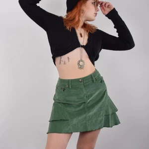 Supersöt grön kjol  - Säljer denna gröna kjol🌸 Lite för stor för mig som har M 💕