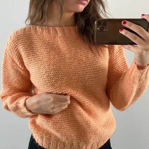 Stickad - Persiko färgad stickad tröja i storlek S🌸 Frakt tillkommer
