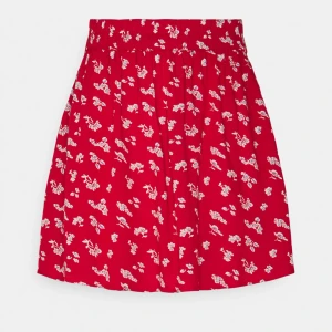 Kjol från Pieces - Fin somrig kjol med blommor från Pieces. Aldrig använd, prislappen kvar. Strl L. Nypris 250kr säljer för 150kr. #pieces #kjol #sommar