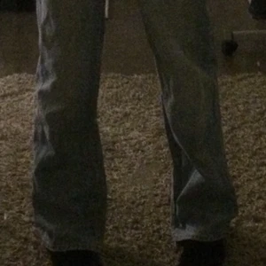 Skit snygga baggy jeans❤️✨💗👌 - Jätte snygga baggy jeans med bra passform. Säljer dem för att dem börjar bli lite för tajta rumt midjan. Jag är 167 och dem är bra i längden på mig. Skriv till mig för fler frågor❤️💗✨