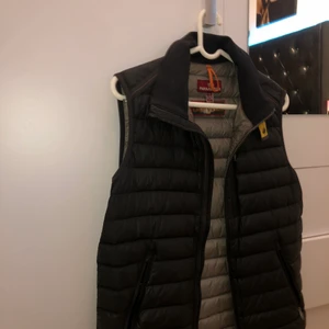 Parajumper VÄST - Säljer denna västen pga av att jag knappt använder den mer, inte min stil fick den i födelsedagspresent, använd 2-3 gånger endast:)  pris kan diskuteras.