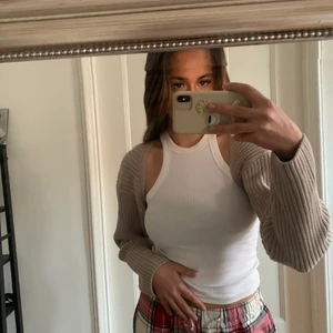 Tröja med ärmar - Aldrig använt då de tyvärr inte är min stil. Köpt för cirka 2 månader sedan. S/M