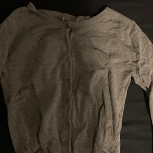 Kofta💞 - En grå kofta som jag köpt för ett tag sedan och använt ett antal gånger men som fortfarande är fin såklart! Storleken S och köpt från Gina! Nypris var ca 200kr och jag säljer för 80kr men kom privat för fler bilder eller diskussion om pris osv! ❤️