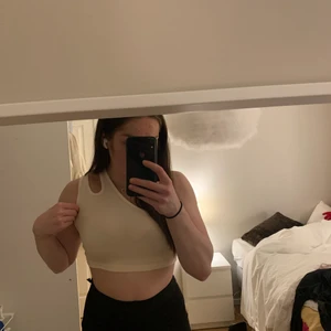 Linne med en arm och detalj - Vitt linne med en arm och detalj. Har aldrig kommit till användning därför säljer jag