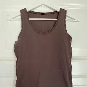 Brunt linne, hunkydory S - Säljer ett fint linne från hunkydory i storlek S. Fina detaljer på sidorna 💌