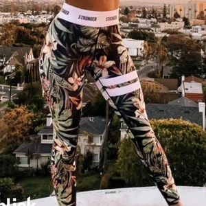 Stronger tights - Säljer dessa fina tights. I bra skick. Köpt för 799 kr🌸 (har även en sport-bh i samma om någon är intresserad)