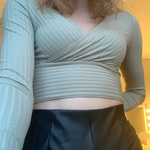 Topp från shein  - Jättefin grön topp från shein. Nästan som helt ny🥰