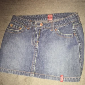Jeans kjol 45kr frakt! - Stilen är y2k/fairygrunge och är lowrise jag köpte det en år sen I en secondhand så jag vet inte hue gammalt det är❤️