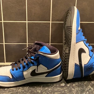 Air Jordan 1 Mid Signal Blue - Säljer dessa för de inte kommit till användning. Använt en del gånger med crease sheild. Inga creases och bra skick.