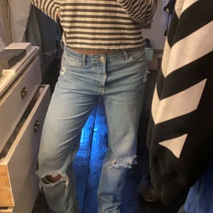 Lågmidjade Zara jeans - Säljer dessa lågmidjade zara jeans med hål i knäna. Är 170 och de är tillome för långa för mig. Men de funkar att klippa av om man skulle behöva! Inte alls mycket använda! De är i storlek 38 för att de ska bli lite loose, har egentligen 36.