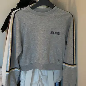 Sweatshirt från pull&bear, använd ganska lite och därav fint skick! Inte riktigt min stil så har inte kommit till användning. Storlek xxs och säljes för 100kr+frakt