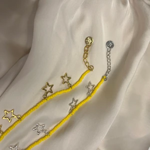 Beatrice - Stjärnarmband - 💛Beatrice stjärnarmband ✨Det går att välja mellan silver eller guld                                                                 💛Pris: 99kr 💫 Eventuell fraktkostnad: 14kr         Storlekar på armband:                                                      💛XS/S - 13,5cm + 4,5cm < 18cm                                   💛M/L - 17cm + 4,5cm < 21,5cm                                                         ⭐️Beställning sker via Instagram @amici.uf (Silver/guld, storlek & produkt)