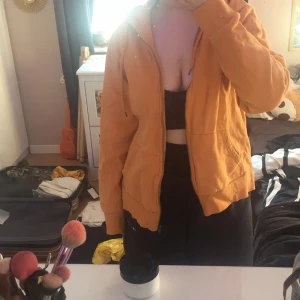 Lager 157 orange zipup hoodie - Orange zipup hoodie från lager 157 i strl: L men skulle vilja säga mer M