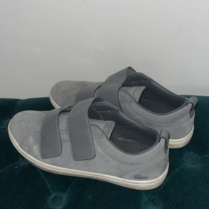 Skor - Skit snygga skor från lacoste! Sällan använda och i bra skick💕