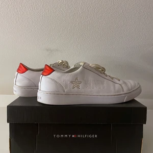 Tommy Hilfiger skor - Tommy Hilfiger skor som inte kommit till användning desto mer. Riktigt snygga i äkta skinn med Tommy loggan på baksidan, sulan och på sidan av skor i nitar. Nypris 1300:-, mitt pris 350kr. Priset kan diskuteras.