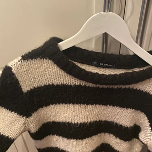 Randig tröja  - Stickad tröja, storleken är one size men passar mig med M, köpare står för frakt 