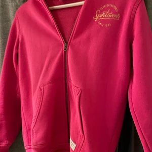 Hoodie  - Rosa peak performance Hoodie! Använd väldigt få gånger. 300kr+frakt, skriv privat för fler bilder 
