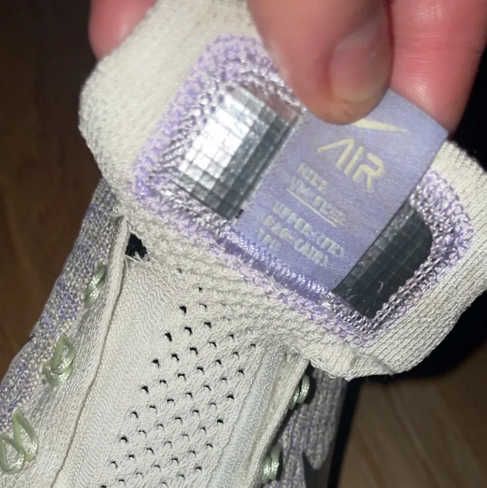 Nike skor använda ett fåtal gånger, som man kan se på 3 bilden är flärpen på ena skon sönder i sidorna men som man kan se på 2a bilden syns det inte när man använder skorna. Snören finns till om man är intresserad av skorna då jag ej snörat dom. Nypris 2000. Skor.