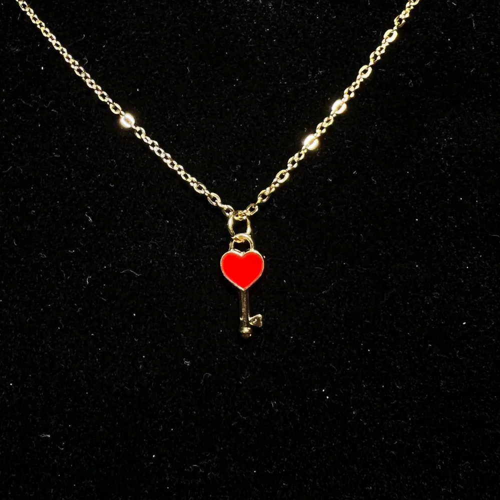 Halsband i rostfritt stål med guldplätterad emaljerad berlock, röd hjärtnyckel❤️ Fri frakt✨. Accessoarer.
