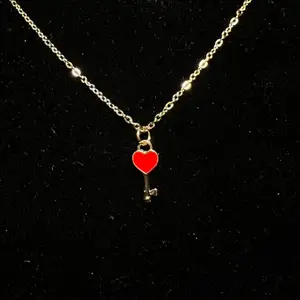 Halsband i rostfritt stål med guldplätterad emaljerad berlock, röd hjärtnyckel❤️ Fri frakt✨